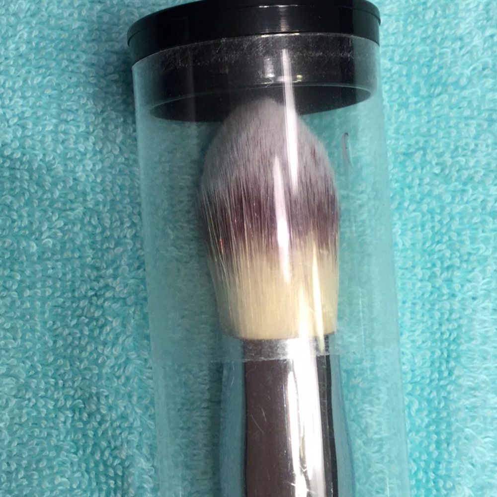 New It Cosmetics Heavenly point top blush brush